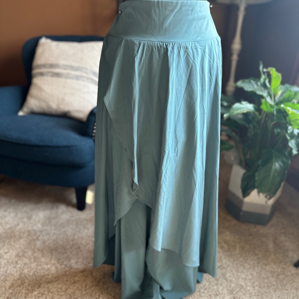 HALARA Breezeful High Waisted High Low Skirt - Stone Blue